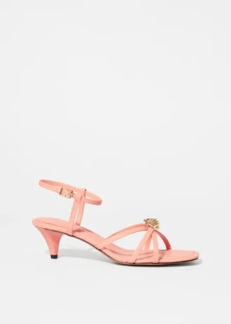 Sandales en cuir à talons ornées