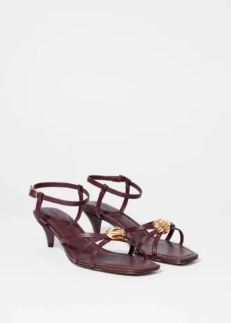 Sandales en cuir à talons ornées