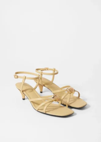 Sandales en cuir à talons ornées