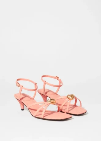 Sandales en cuir à talons ornées