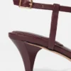 Sandales en cuir à talons ornées