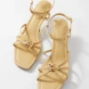 Sandales en cuir à talons ornées