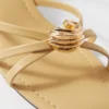 Sandales en cuir à talons ornées