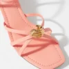 Sandales en cuir à talons ornées