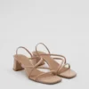 Sandales à talons carrés et lanières