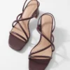 Sandales à talons carrés et lanières