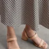 Sandales à talons carrés et lanières