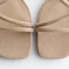Sandales à talons carrés et lanières