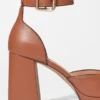 Sandales à talons compensés en cuir
