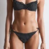 Slip de bikini à nouer sur les côtés
