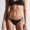 Slip de bikini à nouer sur les côtés