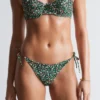 Slip de bikini à nouer sur les côtés