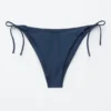 Slip de bikini à nouer sur les côtés